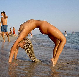 naked girl on beach pee