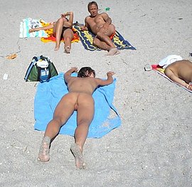 girl pissing at beach