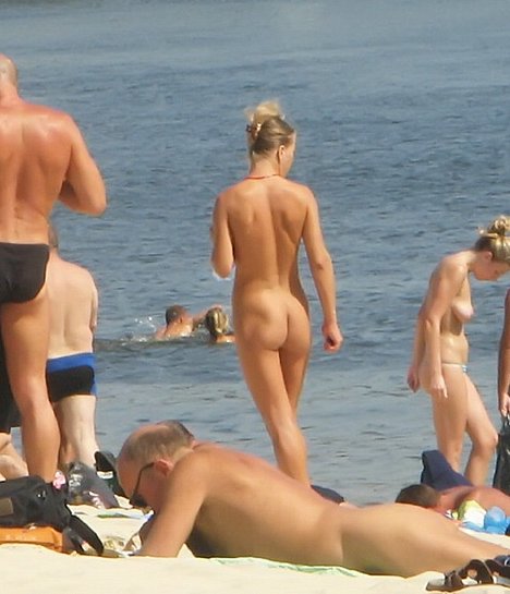 naked girl on beach pee