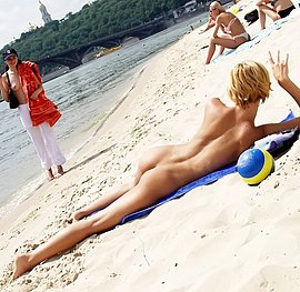 kelly brook nude on beach